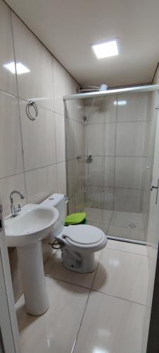 圣安热卢Apartamento modelo chalé 201的浴室配有卫生间、盥洗盆和淋浴。