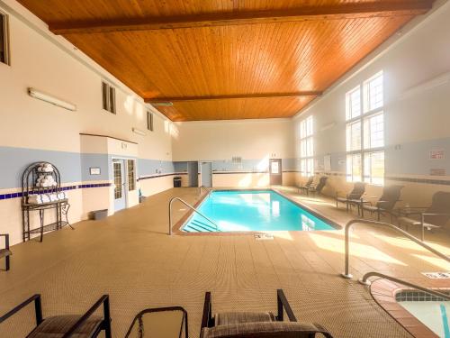 LanesboroCountry Trails Inn &Suites的一座带木制天花板的建筑中的游泳池