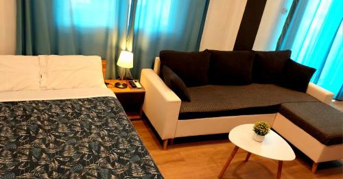 塞雷ALEXANDER Golden View Serres的客厅配有床和沙发
