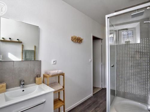 圣加尔米耶Appartement Saint-Galmier, 3 pièces, 4 personnes - FR-1-496-276的带淋浴、盥洗盆和镜子的浴室