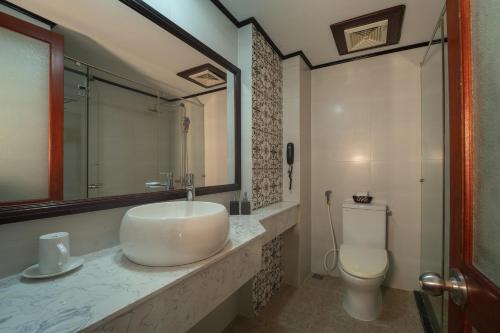 会安THUY DUONG 3 Boutique Hotel & Spa的一间带水槽和卫生间的浴室