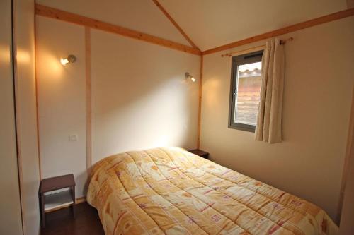 Verneuil-sur-ViennePeyroux的一间卧室设有一张床和一个窗口