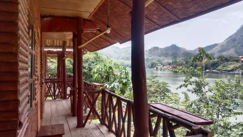 NongkhiawMeexai bungalow guesthouse的享有河流和山脉景色的门廊