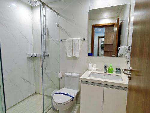 北京北京明珠酒店(北京大兴机场店)的带淋浴、卫生间和盥洗盆的浴室