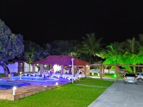 伊塔帕里卡Pousada Villa do Mar的享有度假村泳池的夜景