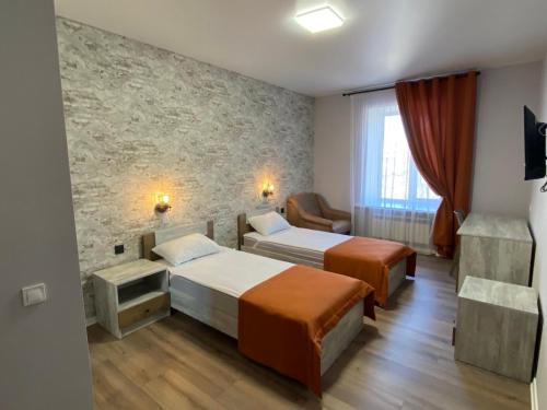 敖德萨Mini-hotel in Odessa Yard的酒店客房,配有两张床和椅子