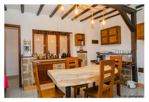 菲亚纳兰楚阿MANGA BLUE'S GUEST HOUSE的一间厨房,内设一张木桌和椅子