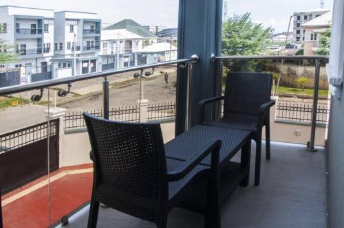 莱基BTT Homes的阳台设有两把椅子,享有大楼的景色