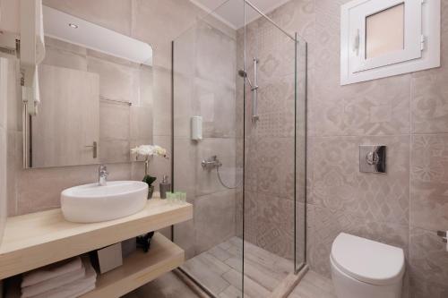 科孚镇Corfu Town Luxury Studio -B - New的一间带水槽和玻璃淋浴的浴室