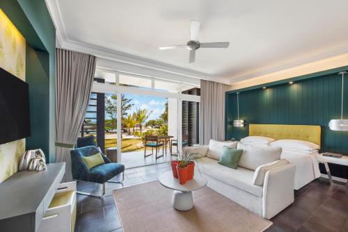 贝尔马尔Long Beach Mauritius的客厅配有沙发和桌子