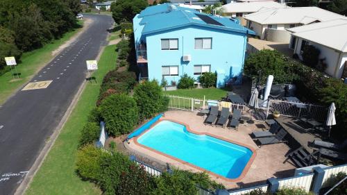 梅林布拉蓝水公寓 的享有带游泳池的房屋的空中景致