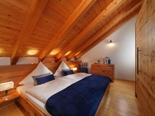 上施陶芬"Gipfelglück" Comfortable holiday residence的一间卧室设有一张带木制天花板的大床