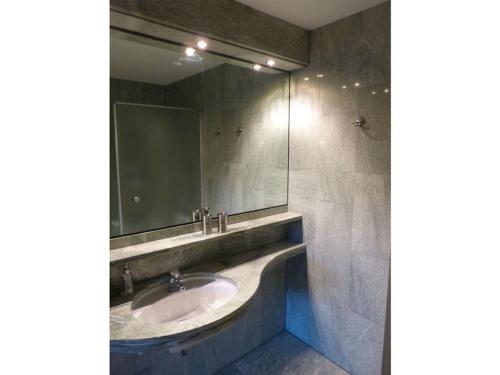上施陶芬"Gipfelglück" Comfortable holiday residence的一间带水槽和镜子的浴室