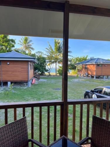 PareaParea Lodge Huahine Bungalow4#Anuanua的从门廊上屏蔽的房屋景色