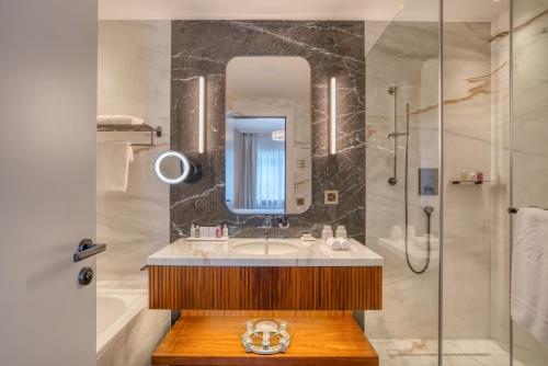 圣莫里茨Grand Hotel des Bains Kempinski的一间带水槽和淋浴的浴室
