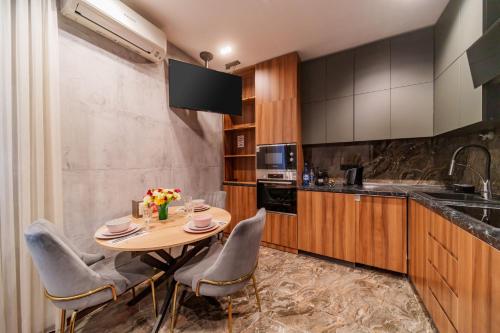 埃里温Arch Apart Hotel的厨房配有桌椅和水槽。