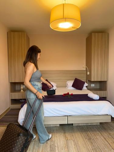 朱尼耶HOtello guest suites的一位女士在旅馆房间,有床