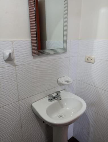 齐克拉约Hotel Esmeralda的白色的浴室设有水槽和镜子