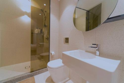 墨尔本湾景5号福克纳公寓的一间带水槽、卫生间和镜子的浴室