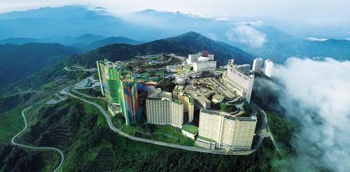 云顶高原Family room in Genting Highlands的云中山顶的大城市