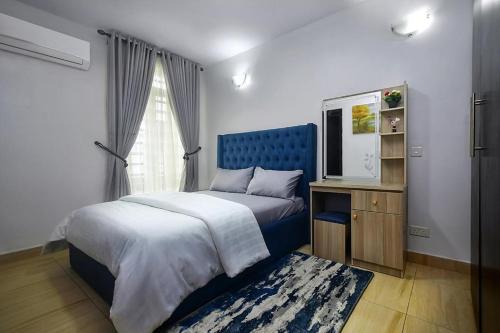 拉各斯Crib 6的一间卧室配有一张带蓝色床头板的床和窗户