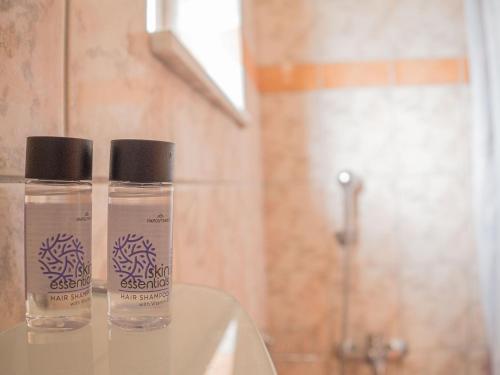 莫奈姆瓦夏依芙波利斯公寓酒店的浴室内水槽顶部的2瓶水
