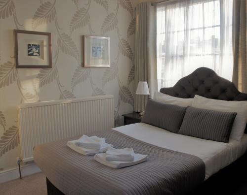 塞文河畔厄普顿Star Inn Hotel的一间卧室配有一张床,上面有两条毛巾