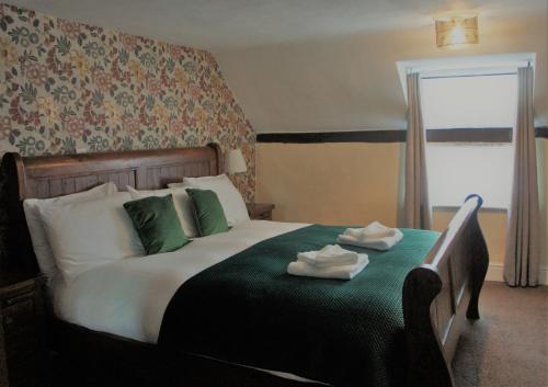塞文河畔厄普顿Star Inn Hotel的一间卧室配有一张床,上面有两条毛巾