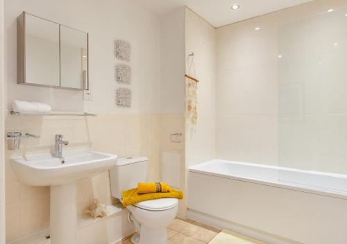 英格尔顿Inglewood的浴室配有盥洗盆、卫生间和浴缸。