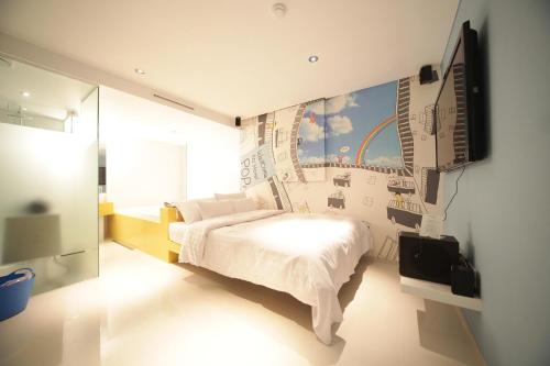 首尔Jongno Hotel Pop Leeds Premier的一间卧室配有床和壁画