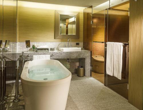 台北台北亚都丽致大饭店的一间带卫生间、水槽和镜子的浴室