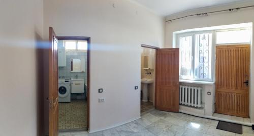 NorakertGUEST HOUSE SG的客房设有带水槽和洗衣机的浴室。