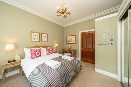 邓迪Binrock Lodge的一间卧室配有一张床和一个吊灯