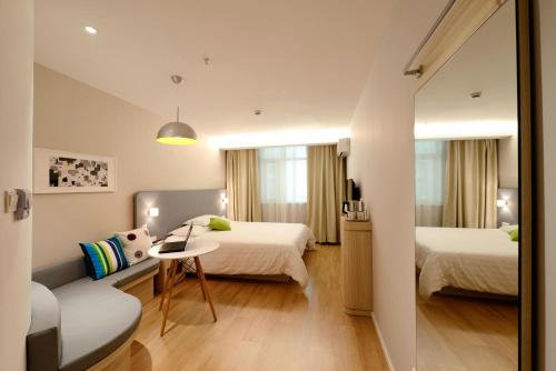 新德里Hotel Atlantis suites Near Delhi Airport的酒店客房,设有两张床和一张沙发