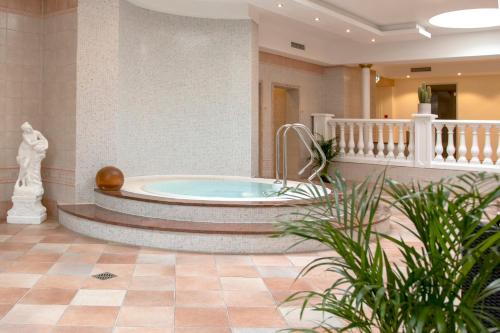 巴德贝芬森Golf- und Wellnesshotel Amtsheide的酒店大堂的按摩浴缸