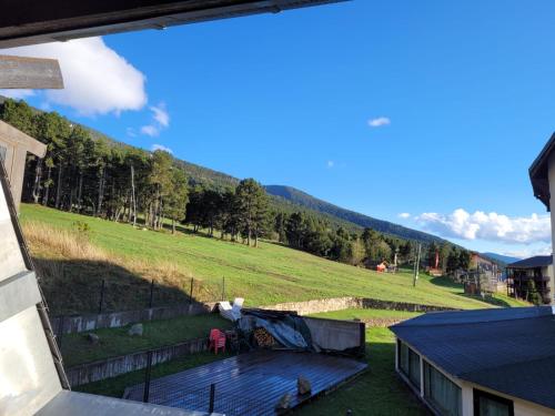 埃安Découverte de la vallée d'Eyne et des bains de Llo的山景阳台