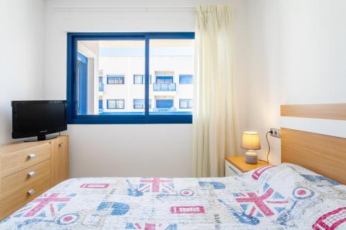 阿利坎特Alicante Hills的一间卧室设有一张床和一个窗口