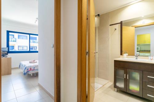 阿利坎特Alicante Hills的一间带水槽和镜子的浴室