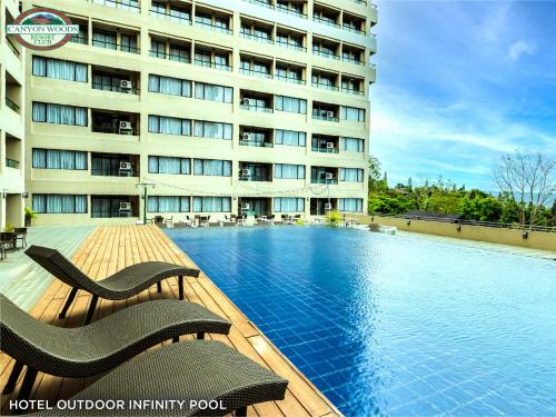 大雅台Canyon Woods Resort Club Tagaytay的大楼前设有游泳池的酒店