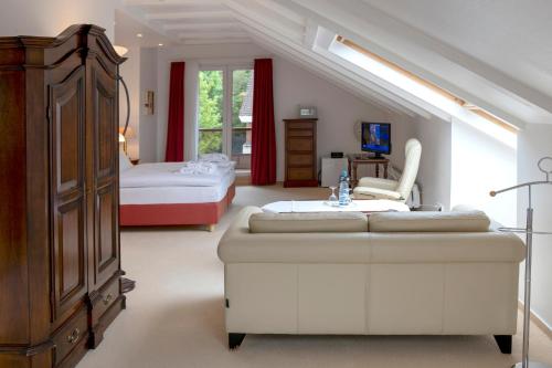 巴德贝芬森Golf- und Wellnesshotel Amtsheide的一间设有两张床的房间和一间带一张床的卧室
