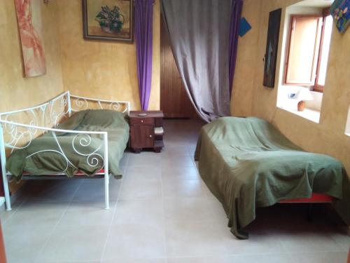 FasniaA peaceful country house in Tenerife的客房设有两张床和窗户。