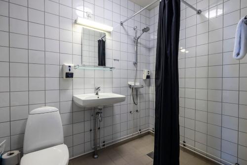 亚西亚特HOTEL SØMA Aasiaat的浴室配有卫生间、盥洗盆和淋浴。