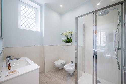 博索莱伊Le COQ Charlene - Monaco à 50m - New的浴室配有卫生间、盥洗盆和淋浴。