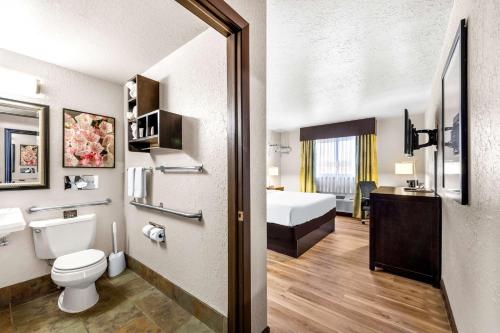 马凯特美洲最佳价值马凯特旅馆的酒店客房设有带卫生间的浴室和一张床