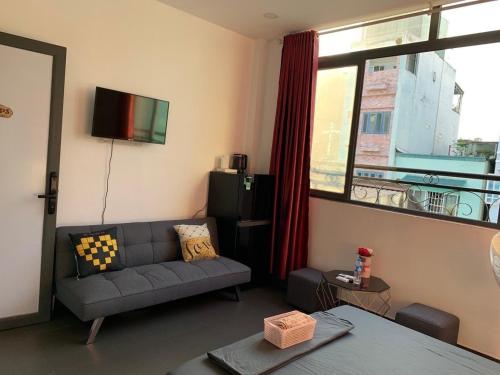 胡志明市Elegant Homestay Sai Gon的带沙发和窗户的客厅