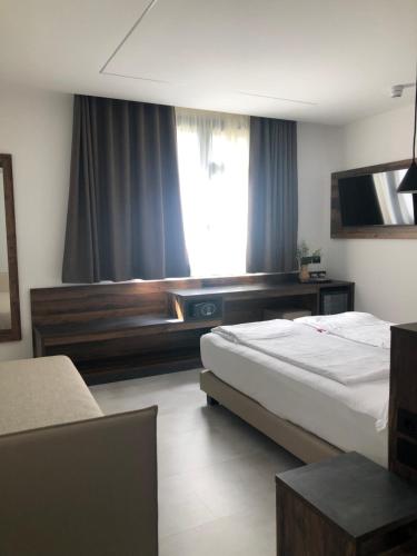 加尔达湖滨里吉纳别墅酒店的酒店客房设有两张床和电视。