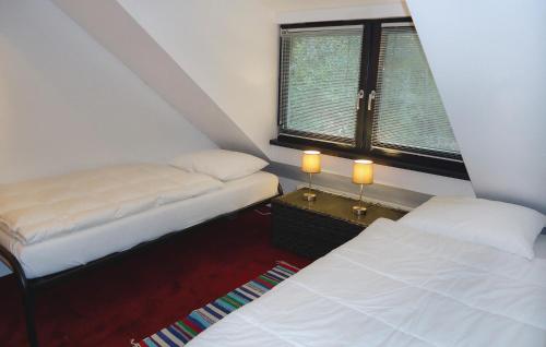 RekemVijverdorp - Type Waterlelie的带2扇窗户的小客房内的2张床