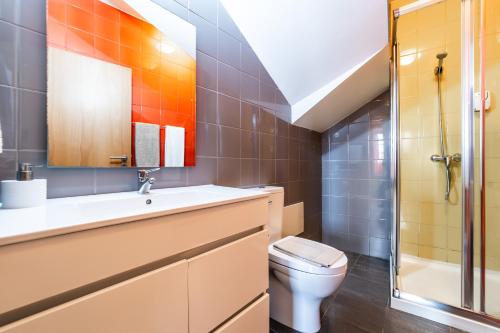 科英布拉欢乐之家的浴室配有卫生间、盥洗盆和淋浴。