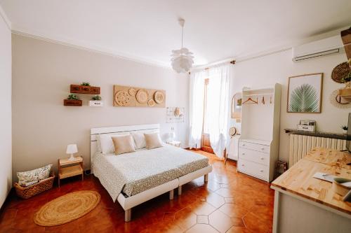韦尔切利Amy B&B casetta di charme的卧室配有白色的床,铺有木地板