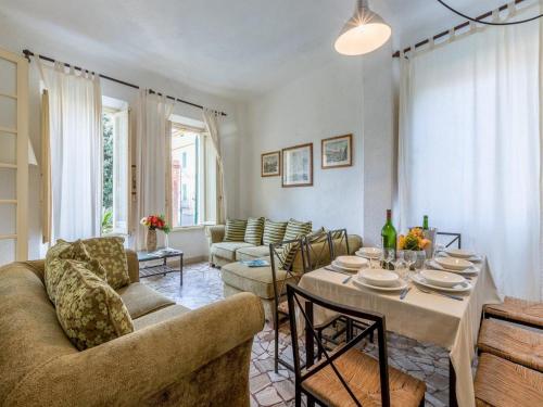 马里纳-迪-皮特拉桑塔Il Gladiolo - Focette 100mt From Sea的客厅配有沙发和桌子